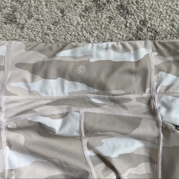 đť…şAthleta Contender Tight 7/8 Athletic Legging White Camo Print Size XS - Picture 13 of 13